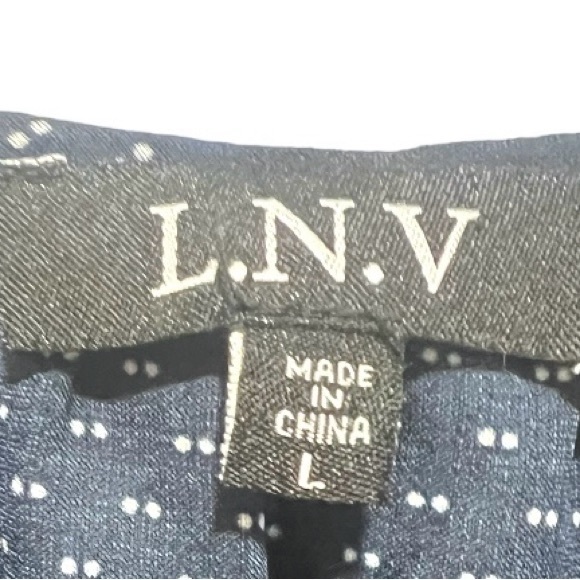 L.N.V. Blouse in navy with ruffle bottom - Picture 3 of 6